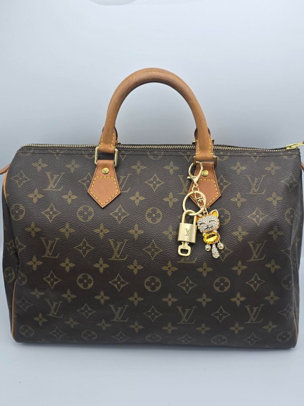 Authentic Louis Vuitton Lock & Key Gold ✨ Unbranded Cat Keychain Bag Charm LV - Picture 3 of 10
